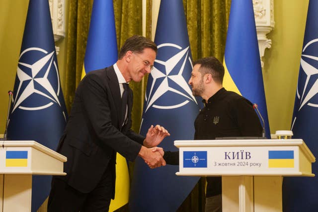 Mark Rutte shaking hands with Volodymyr Zelensky