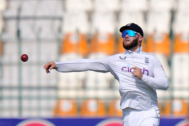 Ben Duckett throws the ball