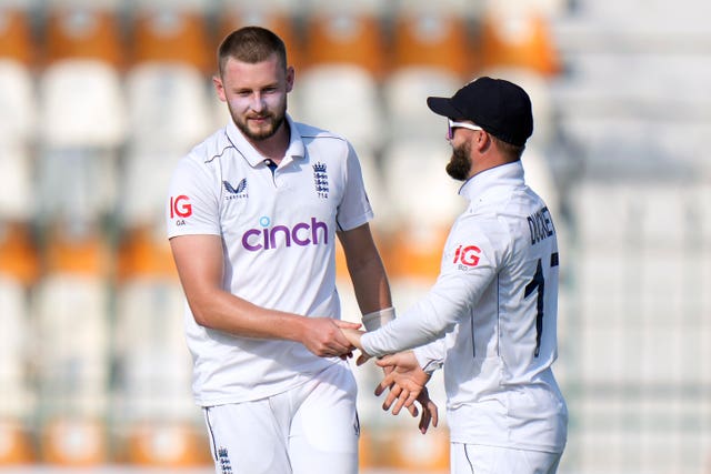 Gus Atkinson celebrates a wicket with Ben Duckett