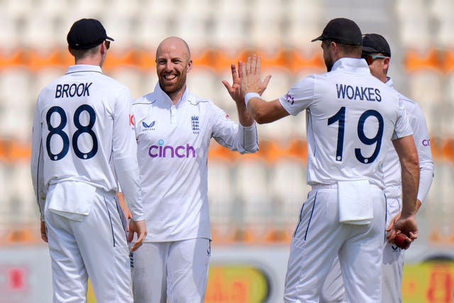 Jack Leach celebrates the wicket of Mohammad Rizwan with his England teammates