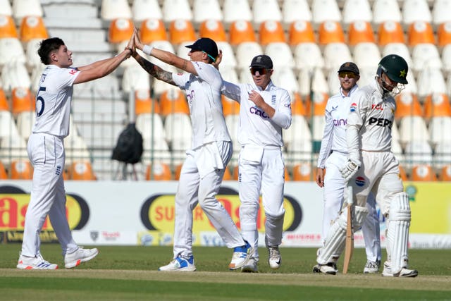 England’s Matthew Potts, left, celebrates with teammates after taking the wicket of Pakistan’s Saim Ayub