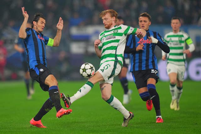 Atalanta’s Marten de Roon, left, and Celtic’s Liam Scales battle for the ball