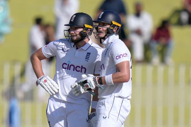 Gus Atkinson and Jamie Smith chat in the middle after an over