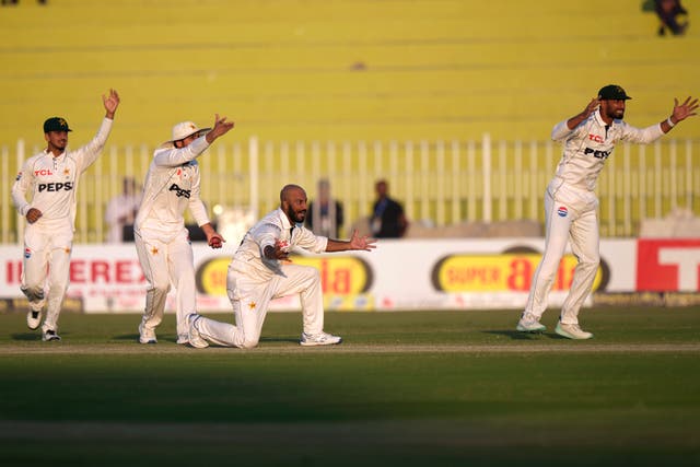 Sajid Khan appeals for the wicket of Ben Duckett