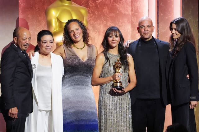 Richard A Jones, from left, Leslie Jones, Martina Jones, Rashida Jones, Quincy Jones III, and Kenya Kinski-Jones pose with the Honorary Award for Quincy Jones during the 15th Governors Awards at the Ray Dolby Ballroom in Los Angeles 