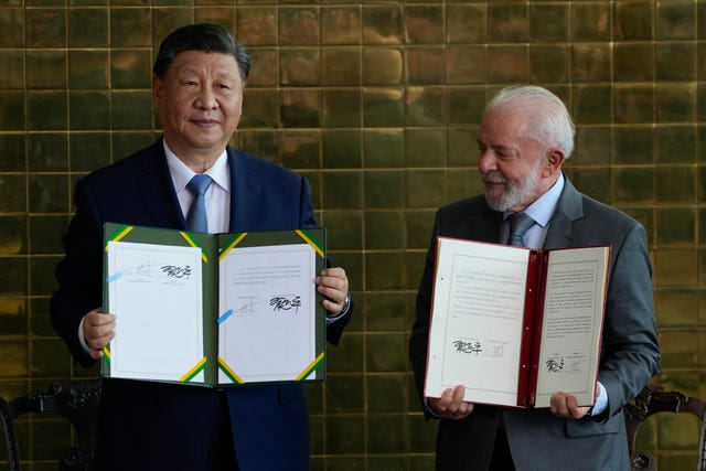 President Xi Jinping and President Luiz Inacio Lula da Silva posing for photos