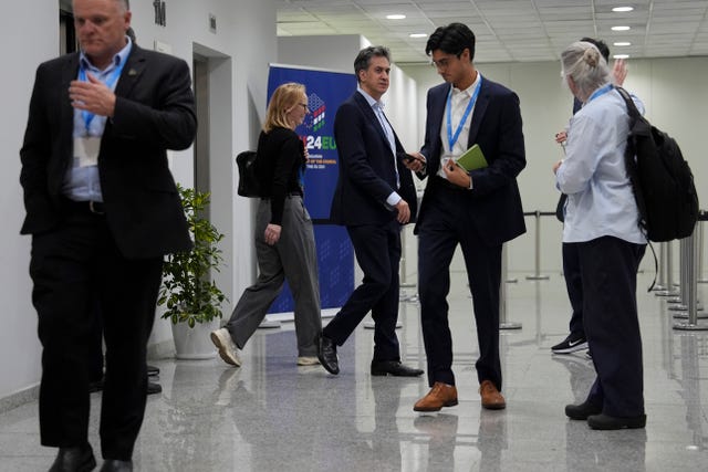 Ed Miliband speaks to US deputy climate envoy Sue Biniaz in Baku