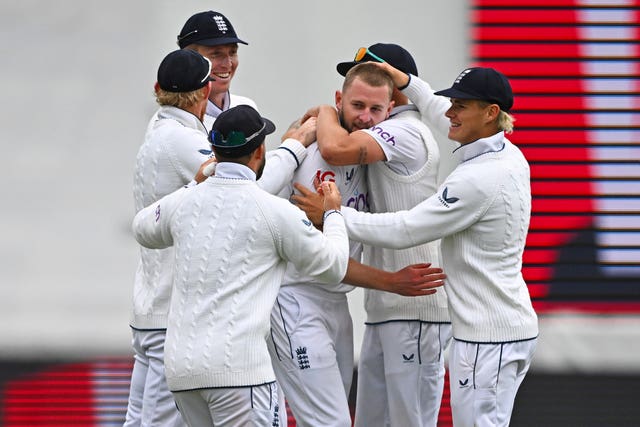 Gus Atkinson celebrates with teammates after taking the wicket of New Zealand’s Daryl Mitchell 