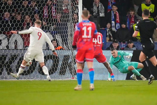  Rasmus Hojlund taps in Manchester United's equaliser 