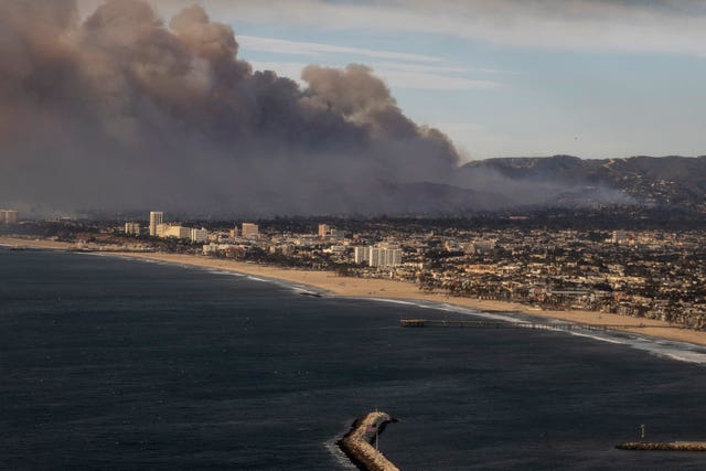 Smoke from the Palisades fire seen during a commercial flight to Los Angeles 