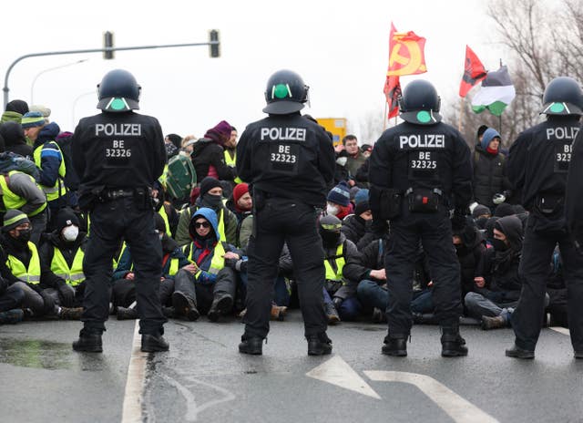 Police stand guard during a demonstration ahead of the AfD’s party conference in Riesa 