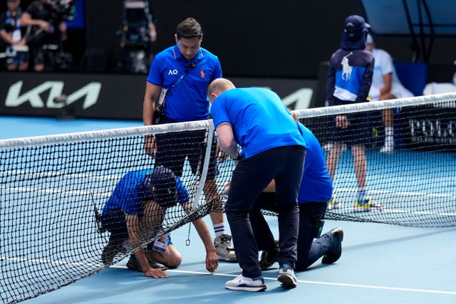 A broken net caused a 20-minute delay 