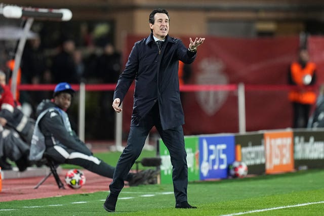 Unai Emery shouts instructions from the touchline