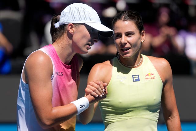 Iga Swiatek, left, and Emma Navarro shakes hands