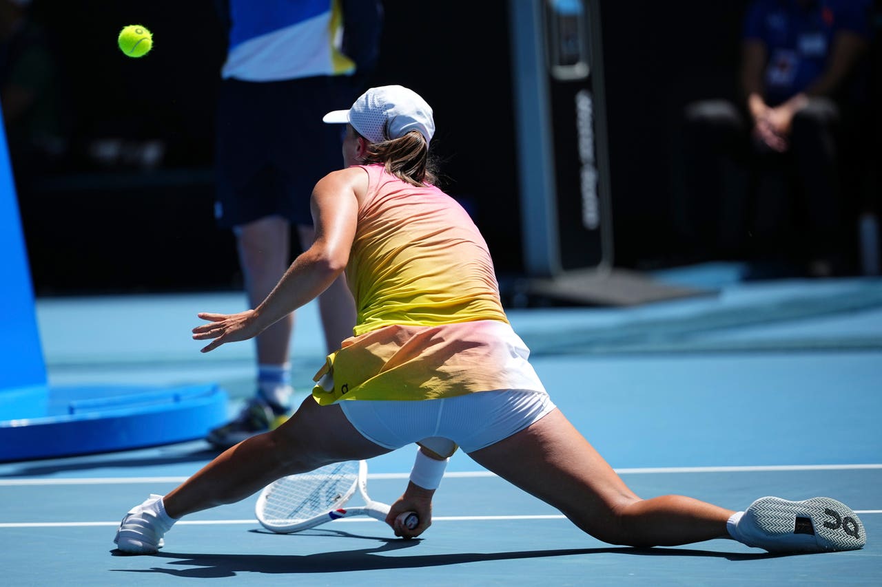 Dominant Iga Swiatek cruises into Australian Open semifinals