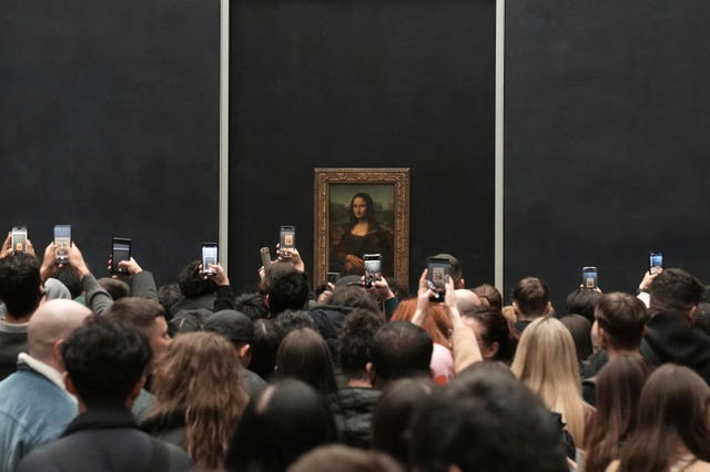 Crowds get a look at the Mona Lisa