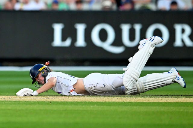 England’s Lauren Filer dives to make a run 