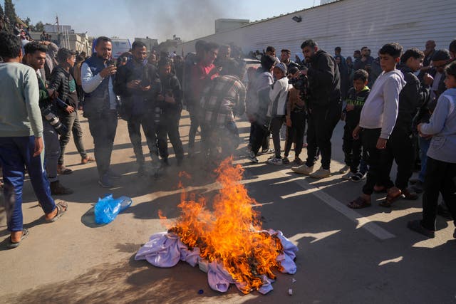 IA crowd burns the shirts worn by freed Palestinian prisoners