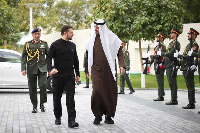 Ukrainian and UAE president walk side by side