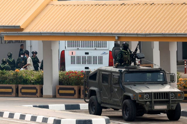 Thai soldiers provide security for the transfer of the Chinese nationals 