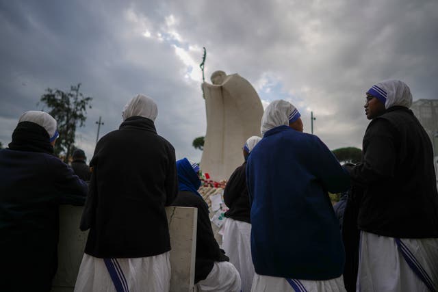 Nuns pray for Pope Francis 