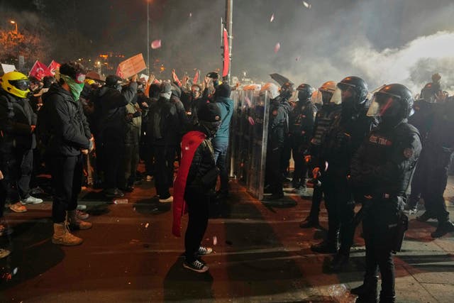 Protesters face off against anti-riot police in Istanbul 