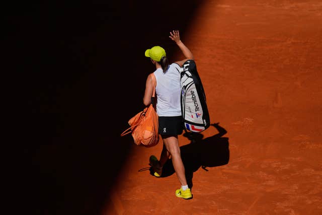 Iga Swiatek leaves the court 