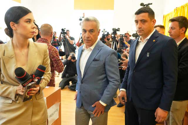 Calin Georgescu, centre 