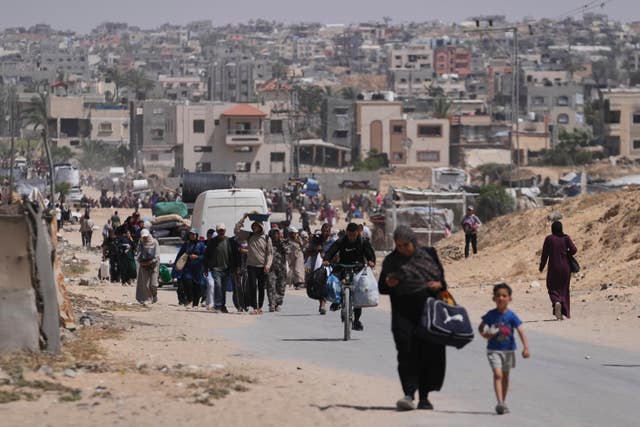 Displaced Palestinians flee Khan Younis 