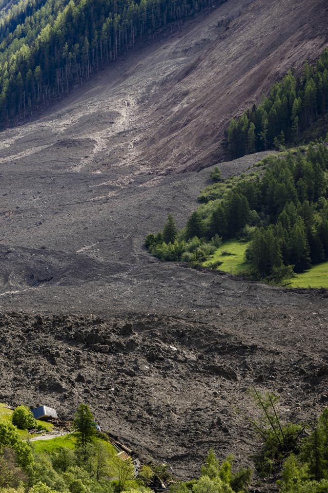 The avalanche one day after the collapse of the Birch Glacier