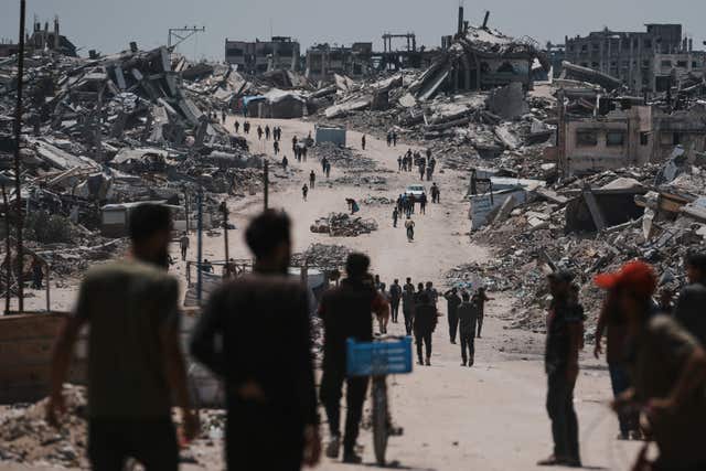 Displaced Palestinians return to retrieve their belongings in northern Gaza