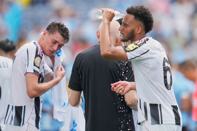 Juventus’ Lloyd Kelly cools down during the Club World Cup Group G soccer match between Juventus and Manchester City in Orlando, Fla., Thursday, June 26, 2025