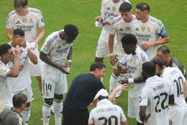 Real Madrid manager Xabi Alonso speaks with his players during a cooling break at the Club World Cup