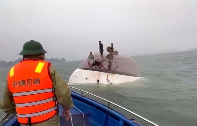 The boat capsized in Ha Long Bay