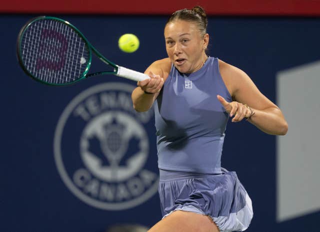 Amanda Anisimova hits a return to Emma Raducanu