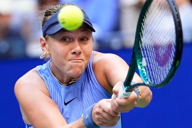 Amanda Anisimova hits a backhand