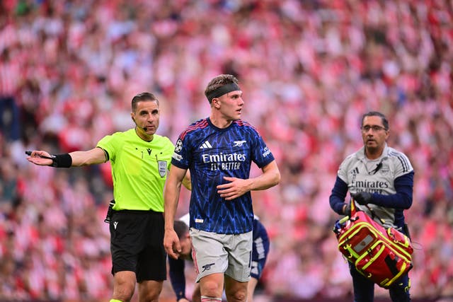 Arsenal’s Viktor Gyokeres leaves the pitch 