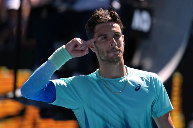 Lorenzo Musetti points to his head