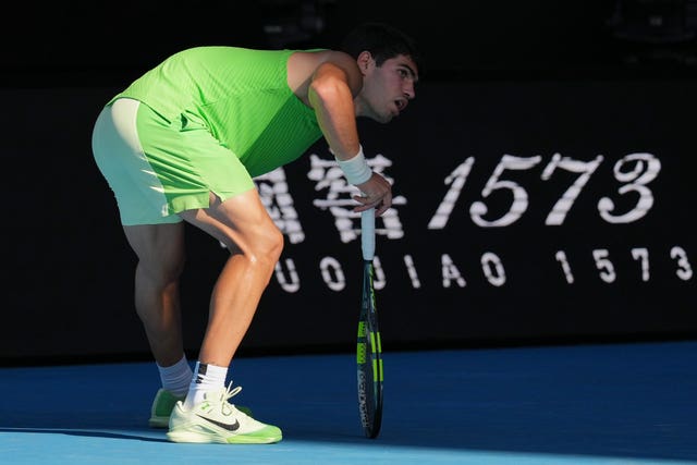 Carlos Alcaraz stretches out his leg