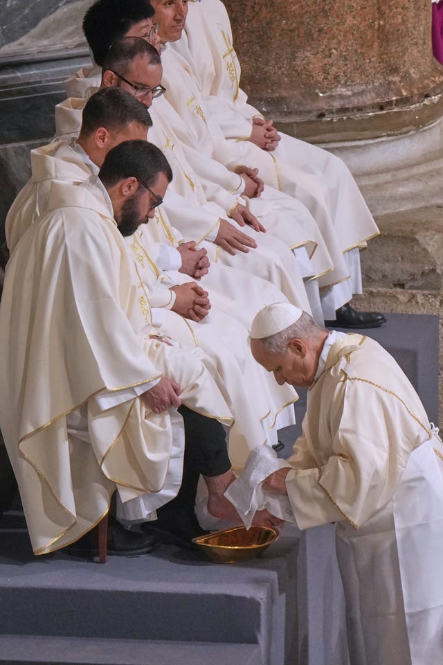 Pope Ritual Pope Leo revives traditional Holy Week ritual of washing feet of ...