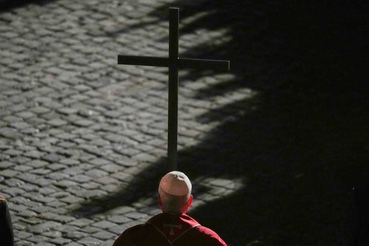 Pope first pontiff to carry cross for full Good Friday procession in ...
