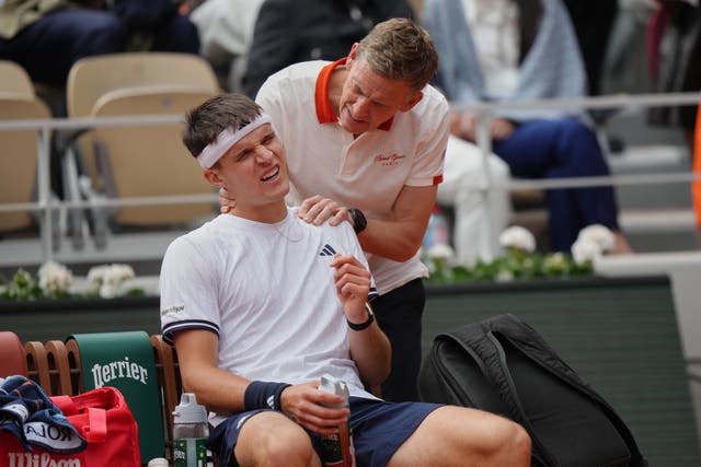 Jakub Mensik receives treatment