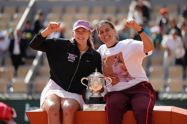 Mirra Andreeva, left, and her coach Conchita Martinez 